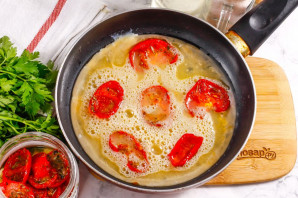 Омлет с вялеными помидорами