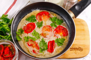 Омлет с вялеными помидорами