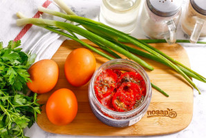 Омлет с вялеными помидорами