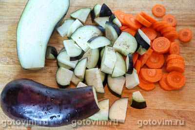 Овощное рагу с мясом, баклажанами и рисом в горшочке