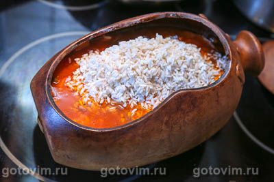 Овощное рагу с мясом, баклажанами и рисом в горшочке
