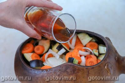 Овощное рагу с мясом, баклажанами и рисом в горшочке