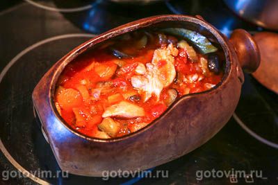 Овощное рагу с мясом, баклажанами и рисом в горшочке