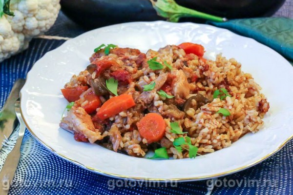 Овощное рагу с мясом, баклажанами и рисом в горшочке