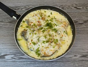 Пикша в сметанном соусе