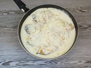 Пикша в сметанном соусе