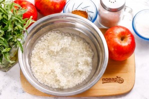 Рисовая каша с яблоками в мультиварке