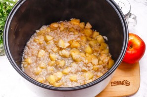 Рисовая каша с яблоками в мультиварке