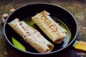 Рулет из лаваша с ягодами и творогом