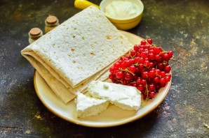 Рулет из лаваша с ягодами и творогом