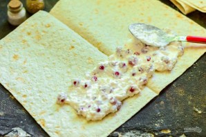 Рулет из лаваша с ягодами и творогом