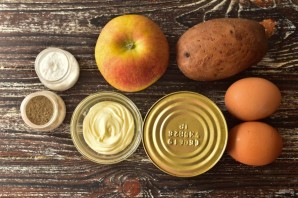 Рыбный салат с яблоком