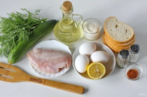 Салат из куриной грудки с сухариками