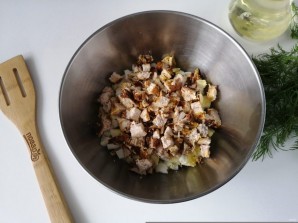 Салат из куриной грудки с сухариками Салат из куриной грудки с сухариками