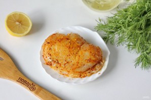 Салат из куриной грудки с сухариками