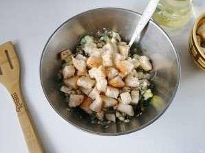 Салат из куриной грудки с сухариками Салат из куриной грудки с сухариками