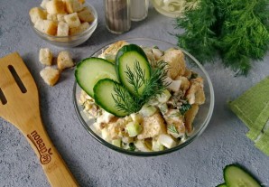Салат из куриной грудки с сухариками Салат из куриной грудки с сухариками
