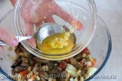 Салат из печеных овощей с грибами и чесночной заправкой Салат из печеных овощей с грибами и чесночной заправкой