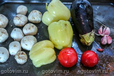 Салат из печеных овощей с грибами и чесночной заправкой Салат из печеных овощей с грибами и чесночной заправкой