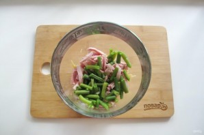 Салат из спаржевой фасоли с ветчиной