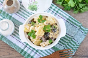 Салат "Королевский" с курицей и ананасами