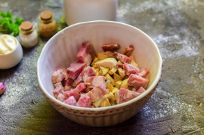 Салат "Людмила" с ветчиной и грибами Салат "Людмила" с ветчиной и грибами