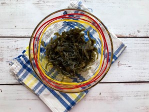 Салат с фасолью и морской капустой