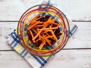 Салат с фасолью и морской капустой