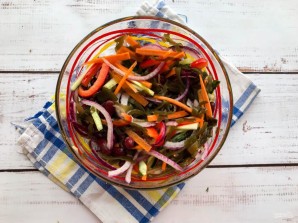 Салат с фасолью и морской капустой