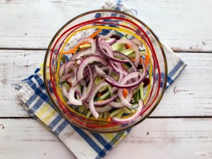 Салат с фасолью и морской капустой