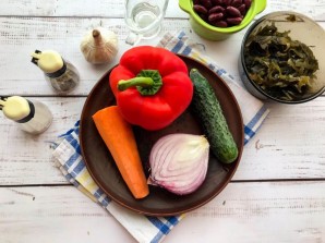 Салат с фасолью и морской капустой