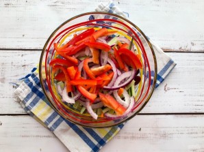 Салат с фасолью и морской капустой