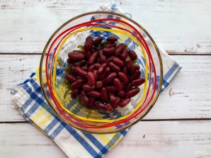 Салат с фасолью и морской капустой