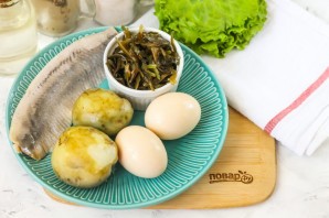 Салат с морской капустой и селедкой