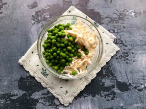 Салат с редькой и горошком