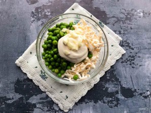 Салат с редькой и горошком