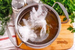 Салат с тунцом и яйцом пашот