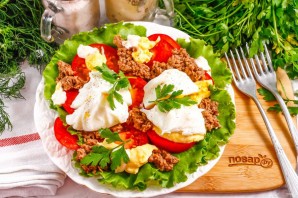 Салат с тунцом и яйцом пашот