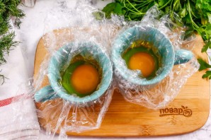 Салат с тунцом и яйцом пашот