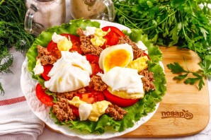 Салат с тунцом и яйцом пашот