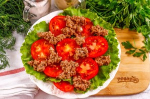 Салат с тунцом и яйцом пашот