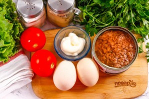 Салат с тунцом и яйцом пашот