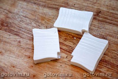 Салат с жареным тофу, помидорами и рукколой