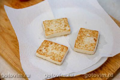 Салат с жареным тофу, помидорами и рукколой