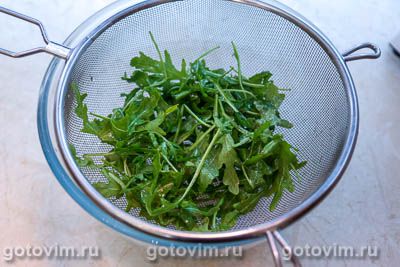 Салат с жареным тофу, помидорами и рукколой