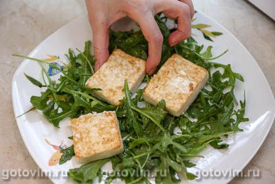 Салат с жареным тофу, помидорами и рукколой