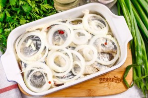 Селедка в майонезе с луком