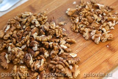 Сладкая колбаска из печенья, конфет «Коровка» и грецких орехов Сладкая колбаска из печенья, конфет «Коровка» и грецких орехов