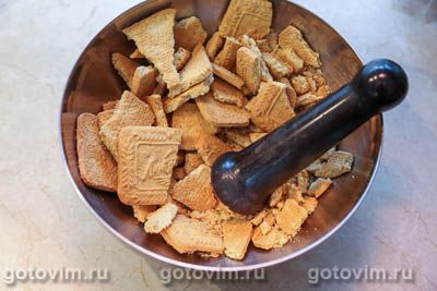 Сладкая колбаска из печенья, конфет «Коровка» и грецких орехов Сладкая колбаска из печенья, конфет «Коровка» и грецких орехов