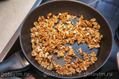 Сладкая колбаска из печенья, конфет «Коровка» и грецких орехов Сладкая колбаска из печенья, конфет «Коровка» и грецких орехов